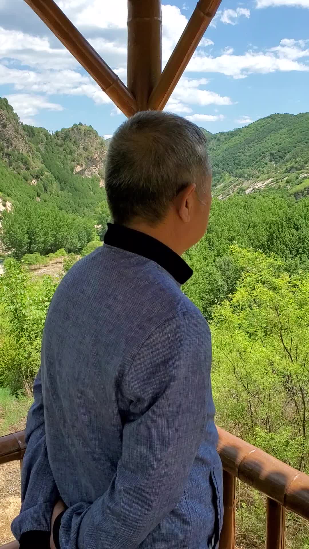 老爸回头-父亲在石城镇清凉谷附近