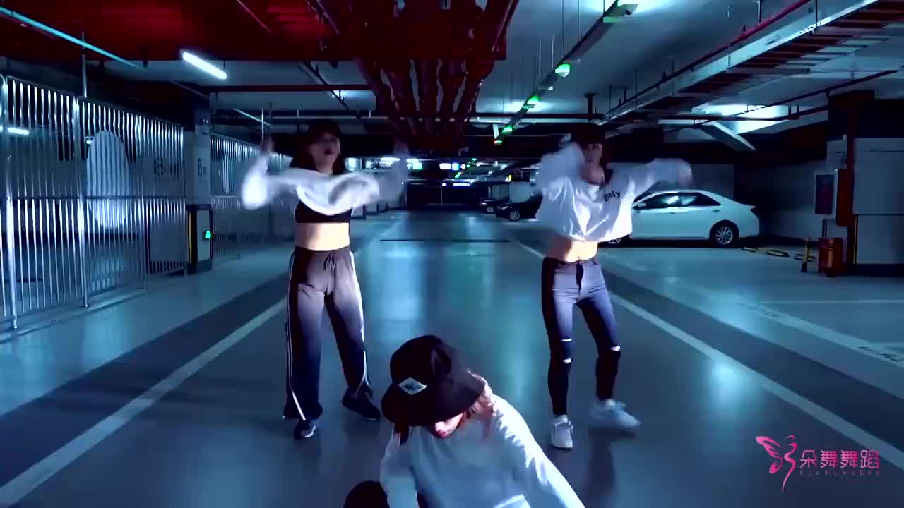 几位美女把《快乐崇拜》这首歌竟然编排成了舞蹈